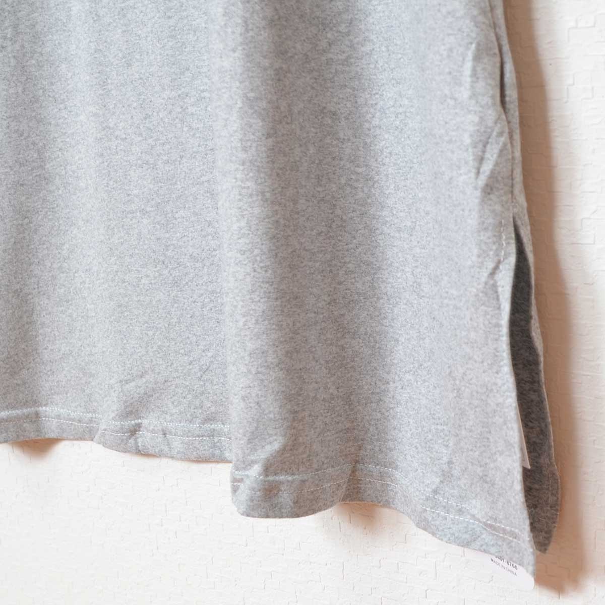 Mikonosublue StoreのグレーのロゴTシャツワンピース。サイドスリット入りでゆったりとしたストレッチ素材のカジュアルなデザイン。