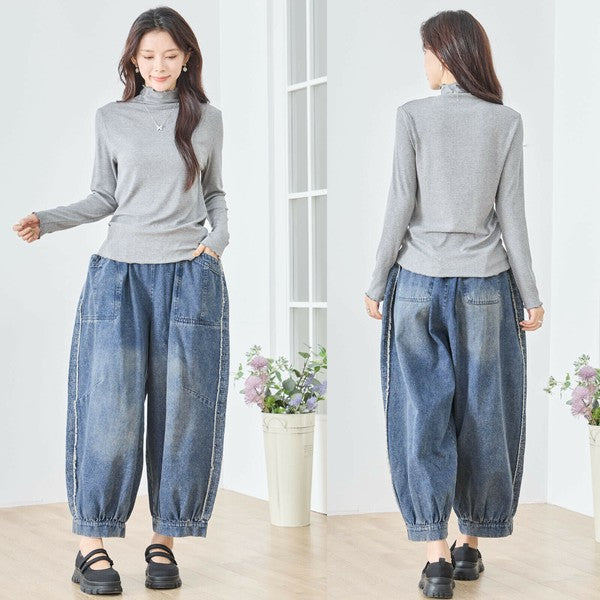 Mikonosublue Storeのグレーのハイネックメロウフリルリブカットソーを着用した女性の前後姿