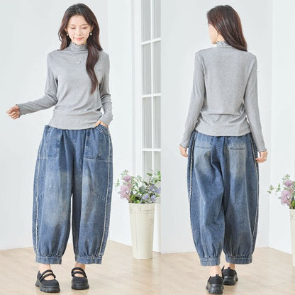 Mikonosublue Storeのグレーのハイネックメロウフリルリブカットソーを着用した女性の前後姿