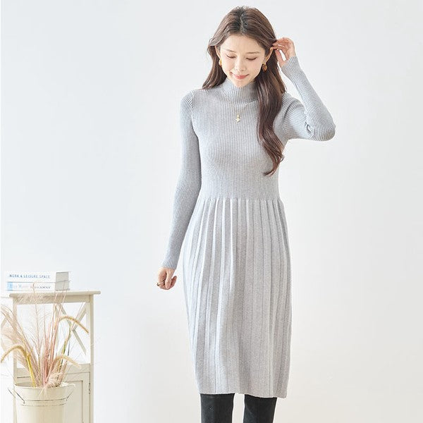 Mikonosublue Storeのグレーのリブニットワンピース。長袖のハイネックデザインで、伸縮性のある素材が体にフィットし、上品で洗練されたシルエットを演出します。