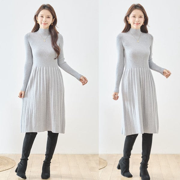 Mikonosublue Storeのグレーのリブニットワンピースを着用し、ロングブーツを合わせた女性モデルの全身コーディネート