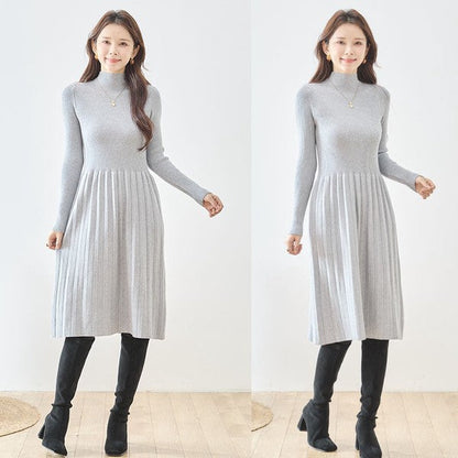 Mikonosublue Storeのグレーのリブニットワンピースを着用し、ロングブーツを合わせた女性モデルの全身コーディネート