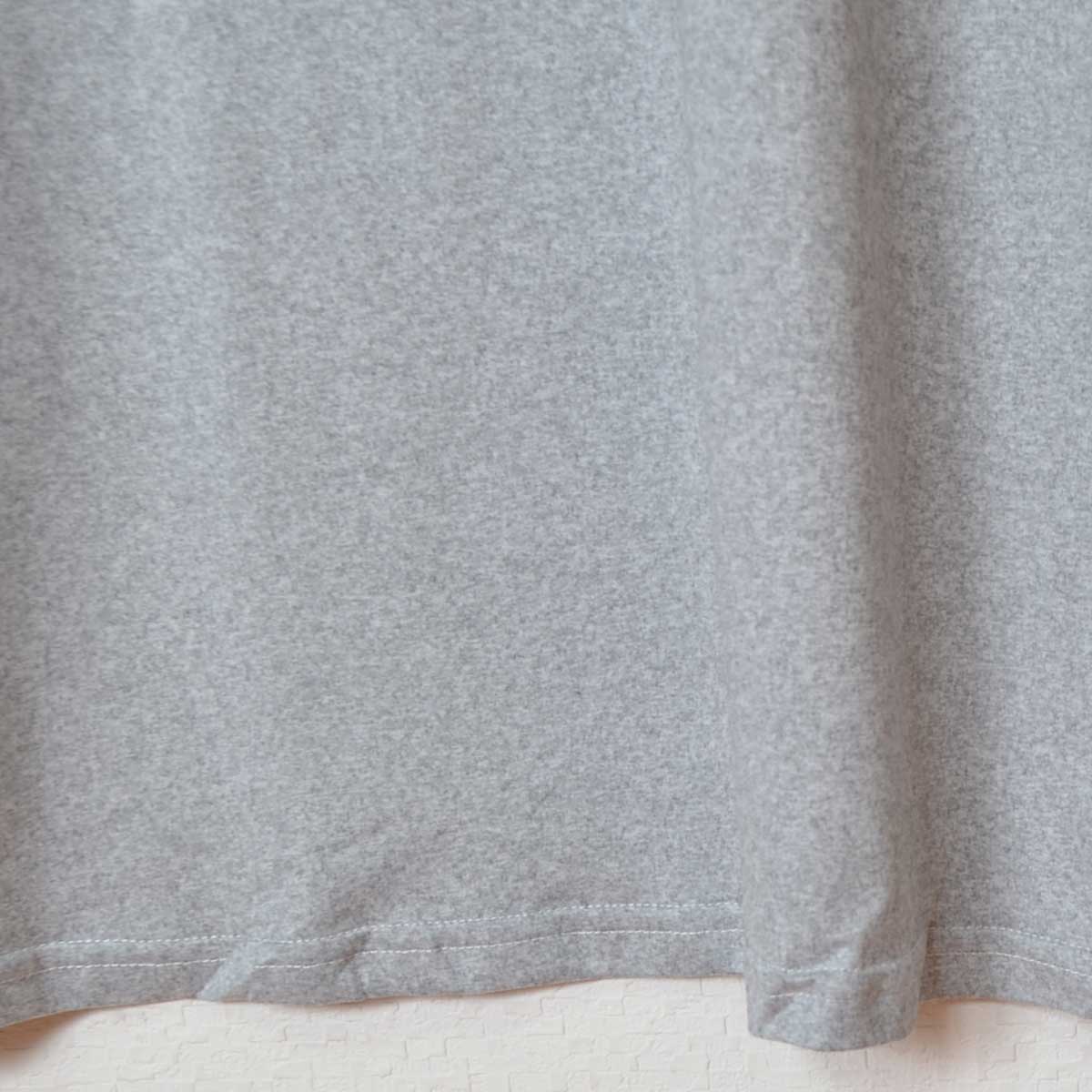 Mikonosublue Storeのグレーのストレッチ素材を使用したゆったりとしたTシャツワンピースの裾部分