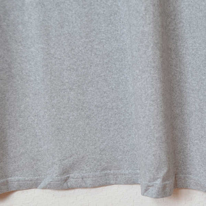 Mikonosublue Storeのグレーのストレッチ素材を使用したゆったりとしたTシャツワンピースの裾部分
