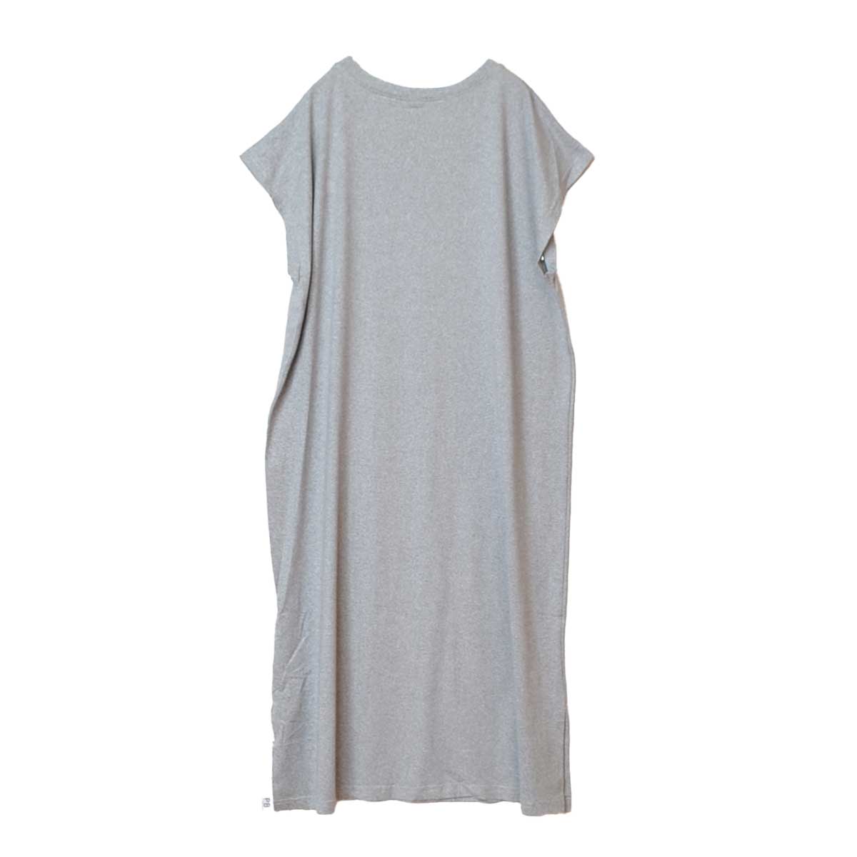 Mikonosublue StoreのグレーのフレンチスリーブTシャツワンピース。ゆったりとしたシルエットでサイドスリット入り、ストレッチ素材のカジュアルなロング丈。