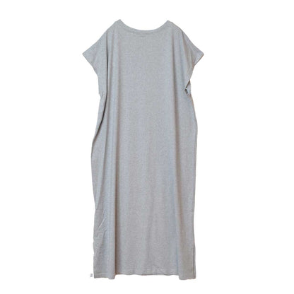 Mikonosublue StoreのグレーのフレンチスリーブTシャツワンピース。ゆったりとしたシルエットでサイドスリット入り、ストレッチ素材のカジュアルなロング丈。