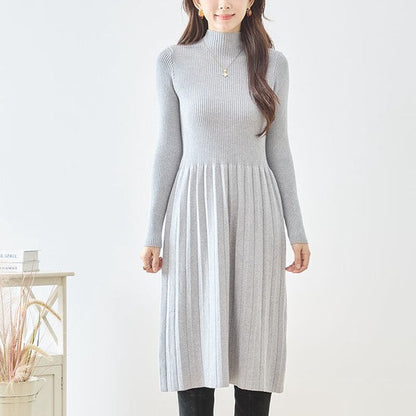Mikonosublue Storeのグレーのリブニットワンピース。ハイネックで伸縮性のある素材が体にフィットし、上品なシルエットを演出します。