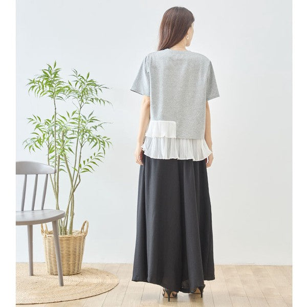 Mikonosublue Storeの異素材切り替え半袖Tシャツ。グレーのカットソーに白のプリーツフリルをあしらったアシンメトリーな裾が特徴で、体型カバーも叶うフェミニンなデザイン。