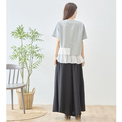 Mikonosublue Storeの異素材切り替え半袖Tシャツ。グレーのカットソーに白のプリーツフリルをあしらったアシンメトリーな裾が特徴で、体型カバーも叶うフェミニンなデザイン。