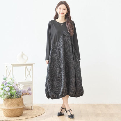 Mikonosublue Storeの黒い花柄ジャガード切替ロングワンピース。異素材ドッキングとフェイクポケットが特徴のゆったりとしたモードな秋服。