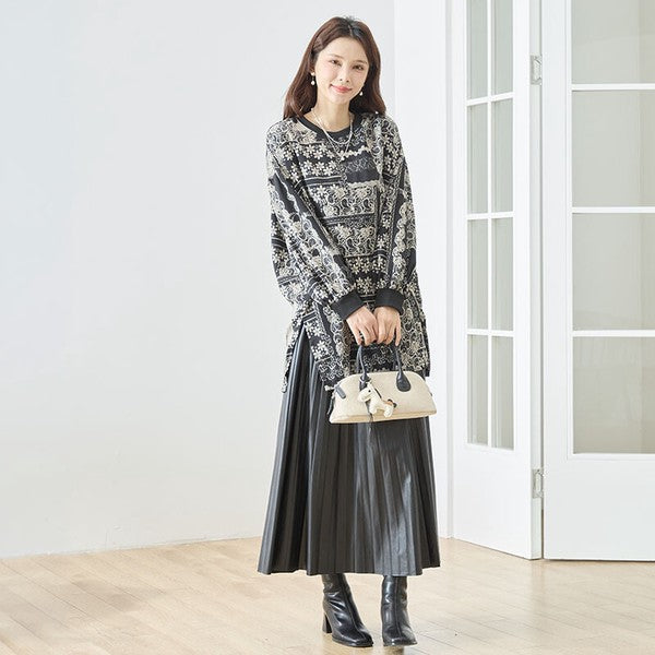 Mikonosublue Storeのモノトーン花柄パッチワーク風チュニックを着用した女性。ゆったりとしたドロップショルダーと黒のリブ切り替えが特徴。
