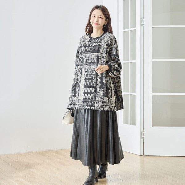 Mikonosublue Storeのモノトーン花柄パッチワーク風チュニックを着用した女性。ゆったりとしたシルエットでリブ切り替えが特徴。