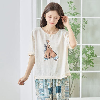 Mikonosublue Storeのファッションイラストがプリントされたライトベージュのゆったりとした半袖トップス