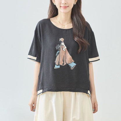 Mikonosublue Storeのファッションイラストがプリントされた黒のゆったりとした半袖トップス。配色リブが特徴的で、ドロップショルダーのシボ感素材を使用しています。