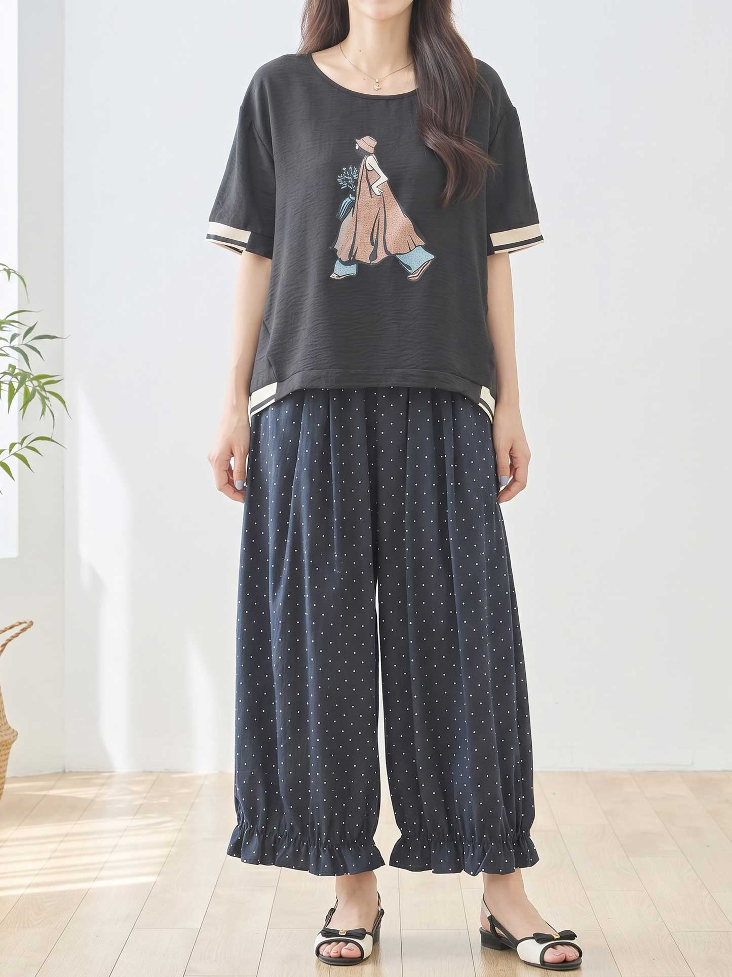 Mikonosublue Storeのファッションイラストがプリントされた黒のゆったり半袖トップスとドット柄パンツのコーディネート
