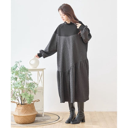 Mikonosublue Storeの異素材切替ロングワンピース。バルーンスリーブとアシンメトリーなデザインが特徴のゆったりとした黒のモードな秋冬用ドレス