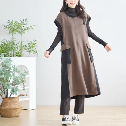 Mikonosublue Storeの異素材切り替えノースリーブロングワンピース。ブラウンとブラックの配色で、ゆったりとしたAラインシルエットが特徴の秋冬レイヤードスタイル。