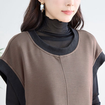 Mikonosublue Storeの異素材切り替えノースリーブワンピース。ブラウンのカットソーと黒のインナーを重ね着したレイヤードスタイル