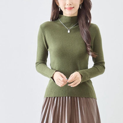 Mikonosublue Storeのカーキ色のリブニットプルオーバー。首元と袖口にフリルをあしらったハイネックデザインで、上品なシルエットが特徴。