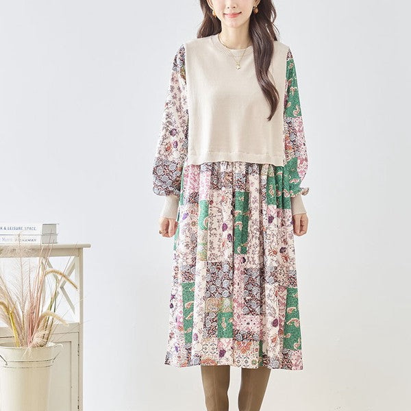 Mikonosublue Storeのニットドッキングワンピース。ベージュのニットベストとパッチワーク柄の異素材切替が特徴の長袖ロング丈。