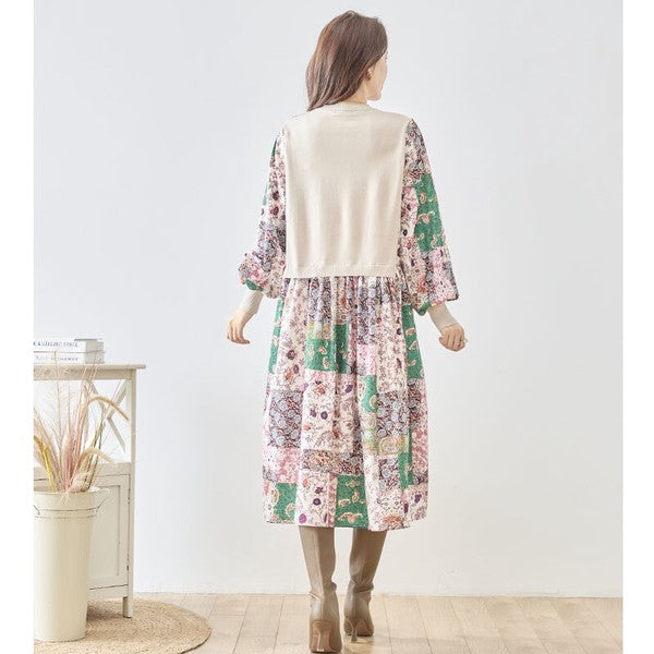 Mikonosublue Storeのニットドッキングワンピース。ベージュのニットベストとパッチワーク柄の異素材切替が特徴の長袖ロング丈。