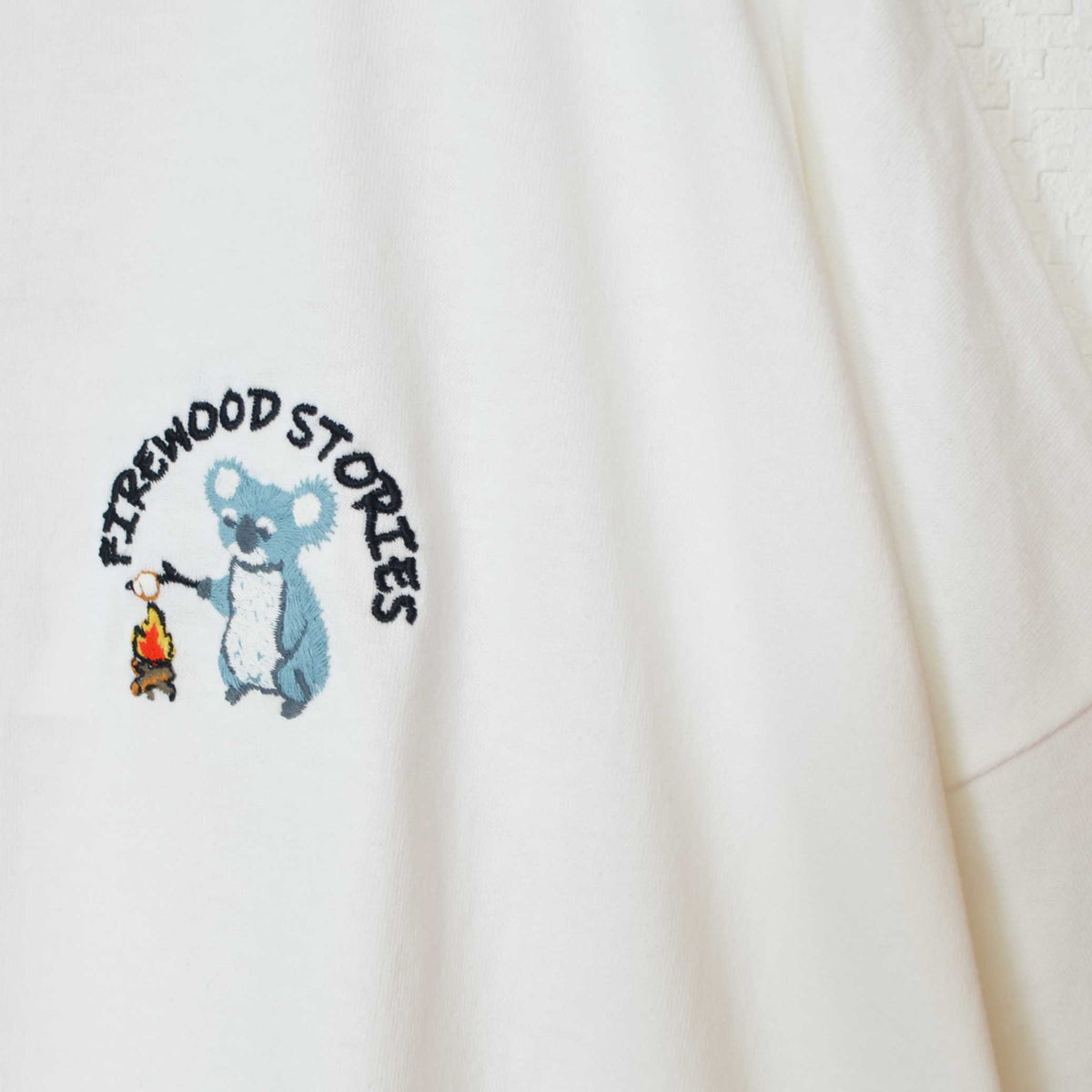 Mikonosublue Storeのコアラの焚き火刺繍が施された、ゆったりとした白い綿100%のチュニックTシャツ