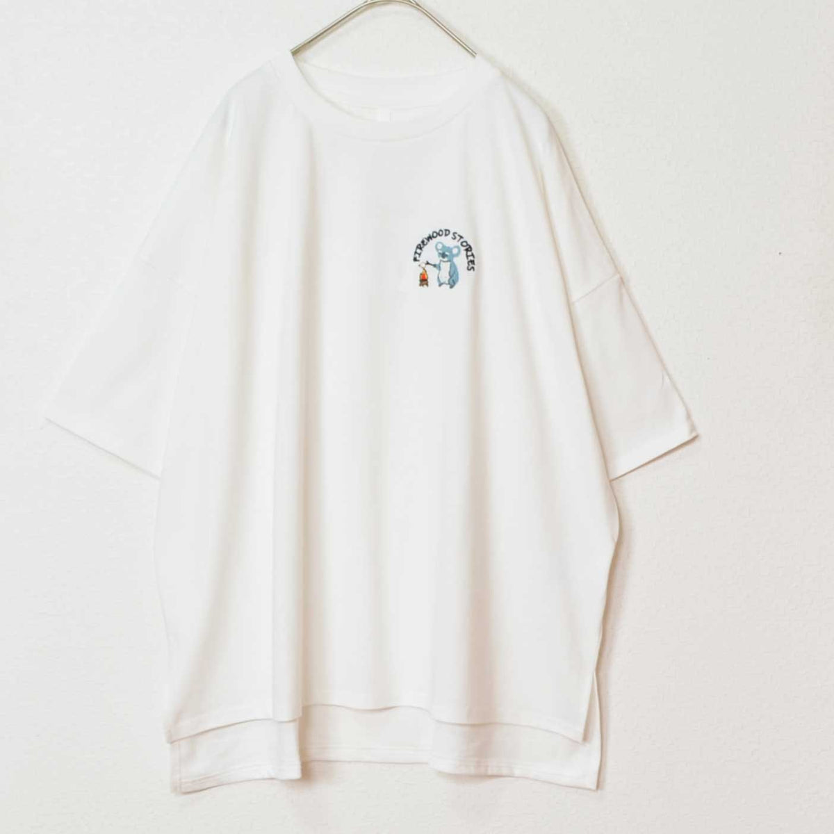 Mikonosublue Storeのコアラ刺繍入りホワイトチュニックTシャツ。綿100%のゆったりとしたビッグシルエット。