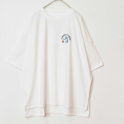 Mikonosublue Storeのコアラ刺繍入りホワイトチュニックTシャツ。綿100%のゆったりとしたビッグシルエット。