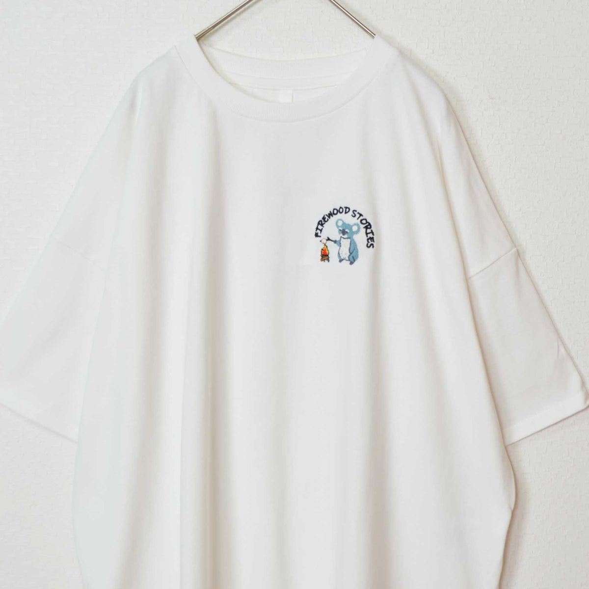 Mikonosublue Storeのコアラの刺繍が胸元にある、ゆったりとしたシルエットの白い綿100%半袖チュニックTシャツ