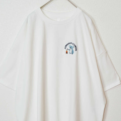 Mikonosublue Storeのコアラの刺繍が胸元にある、ゆったりとしたシルエットの白い綿100%半袖チュニックTシャツ