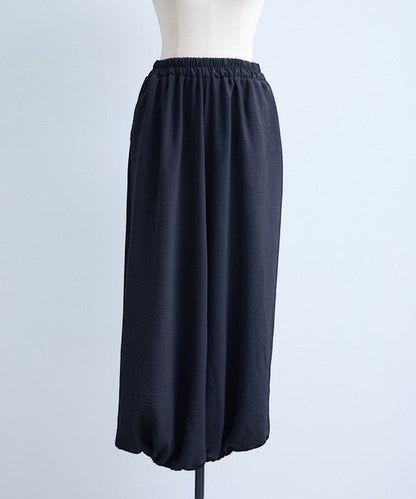 Mikonosublue Storeの黒い無地アラジンパンツ。裾ゴム仕様でふんわりとした立体的なシルエットが特徴の、涼しいポリエステル素材のサルエルパンツ。