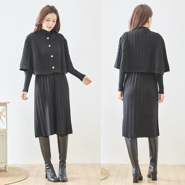 Mikonosublue Storeの黒いケーブル編みボレロとリブニットワンピースのセットアップを着用した女性