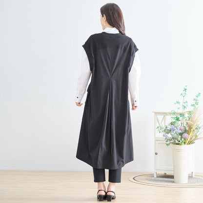 Mikonosublue Storeの黒い異素材切り替えノースリーブロングワンピースを着用したバックスタイル