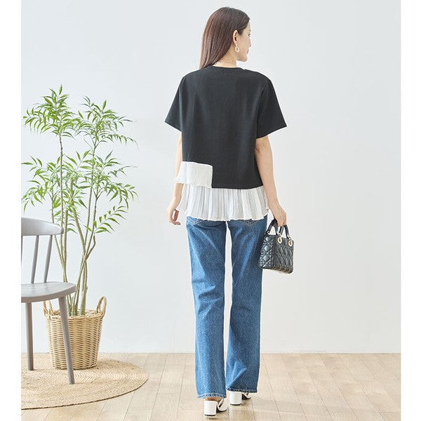 Mikonosublue Storeの黒い半袖Tシャツ。裾に白いプリーツフリルの異素材切り替えがあり、後ろ姿が華やかな体型カバーデザイン。