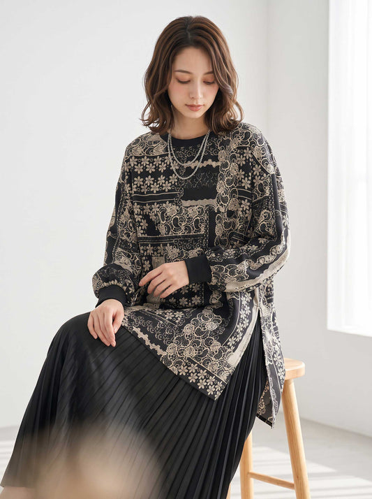 Mikonosublue Storeのレース調花柄パッチワーク風チュニック。黒のリブ切り替えがアクセントのゆったりとした長袖プルオーバー