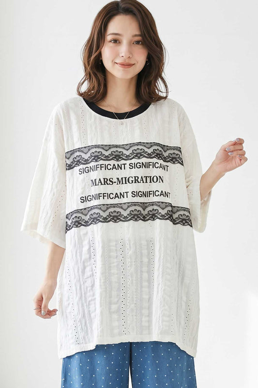 Mikonosublue Storeの胸元にレースとロゴをあしらったアイボリーのアイレット透かし模様ビッグシルエット半袖トップス