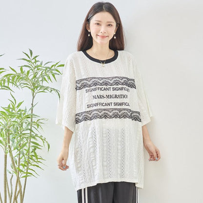 Mikonosublue Storeの胸元にレースとロゴをあしらったアイボリーの透かし編みビッグシルエット半袖トップス