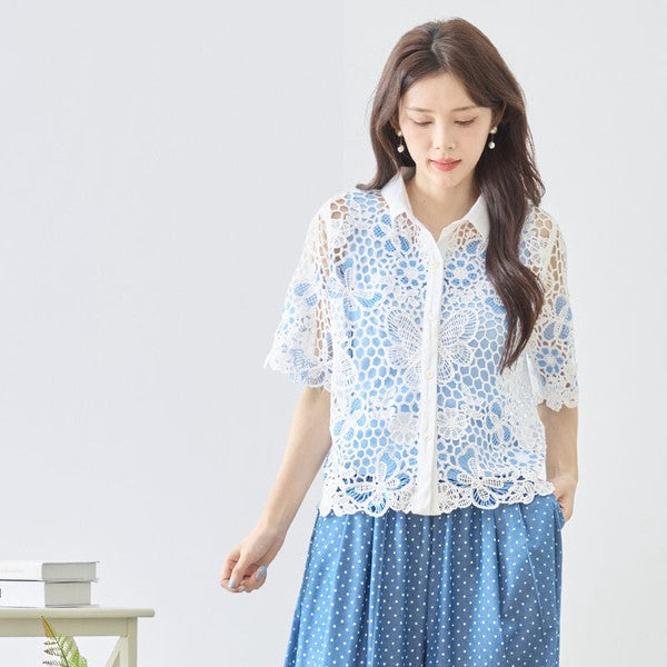 Mikonosublue Storeの蝶と花柄の配色ケミカルレース半袖シャツ。白地に青のアクセントが映えるゆったりとした襟付きデザイン