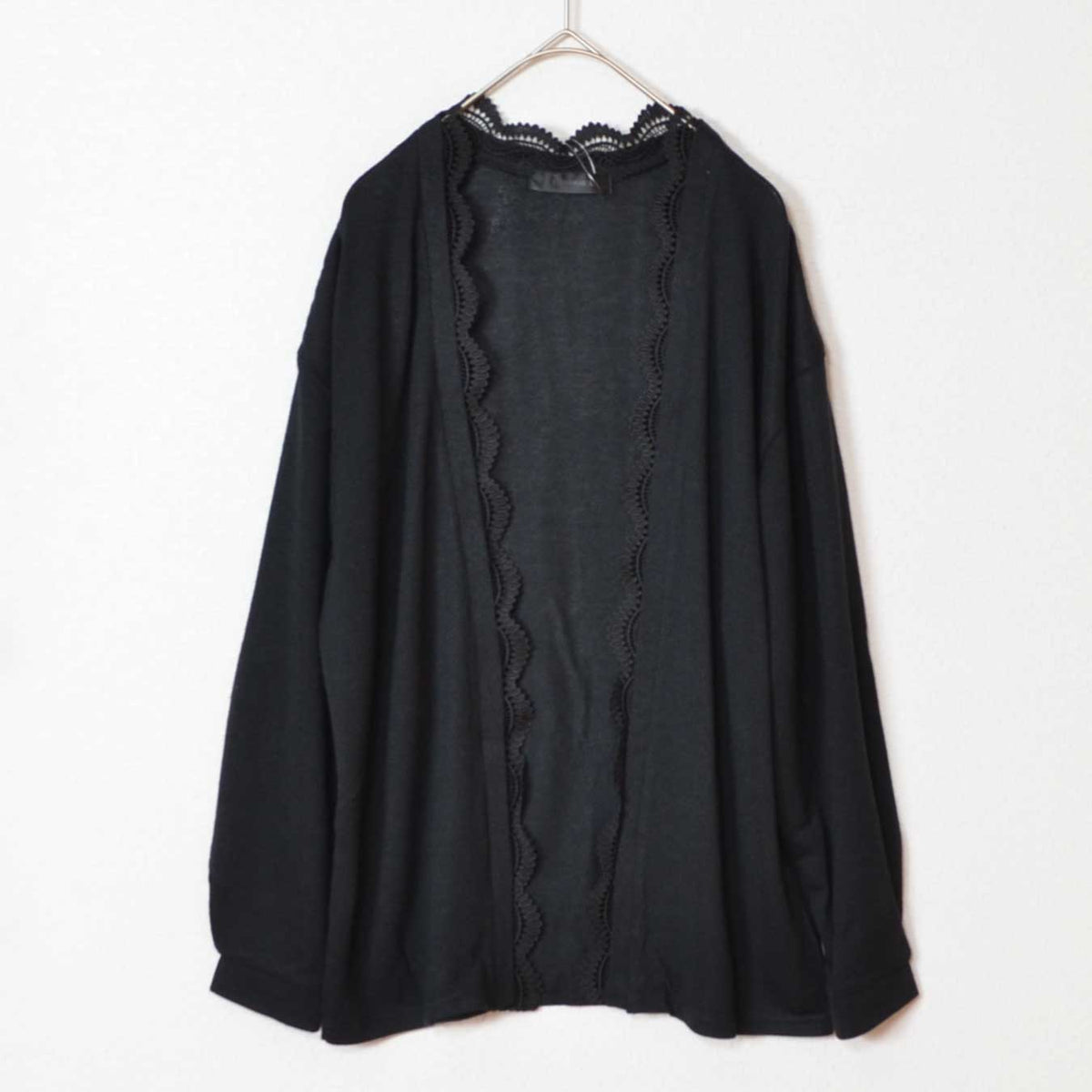 Mikonosublue Storeの繊細なレース装飾が施されたブラックの長袖トッパーカーディガン。ゆったりとしたシルエットで体型カバーも叶う上品な羽織り。