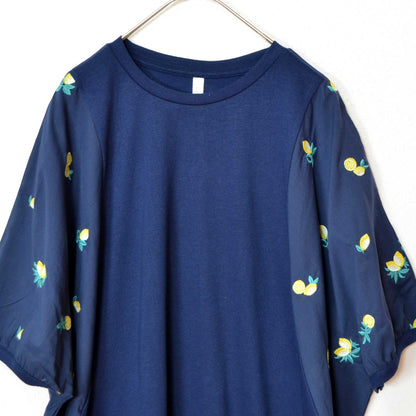 Mikonosublue Storeのネイビーの異素材切替Tシャツ。袖にレモンの総刺繍が施された五分袖のビッグシルエット。