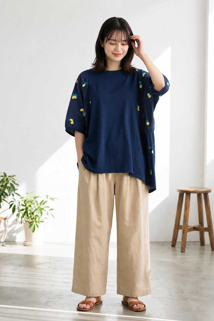 Mikonosublue Storeのネイビーの異素材切替Tシャツ。袖にレモンの刺繍が施されたビッグシルエットの五分袖トップス。