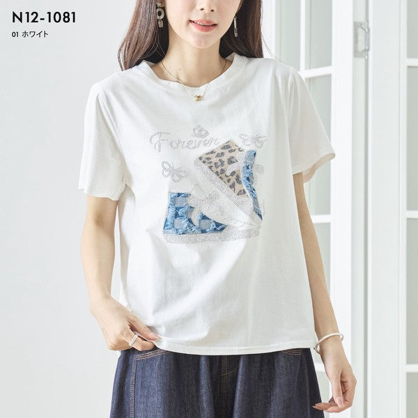 Mikonosublue Storeのラインストーンと異素材パッチワークのスニーカー柄が施されたゆったりとした白い半袖コットンTシャツ