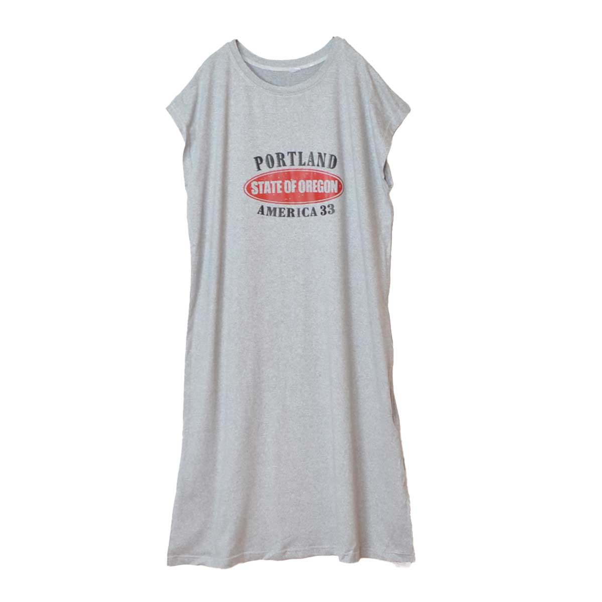 Mikonosublue Storeのグレーのロゴプリント入りフレンチスリーブTシャツワンピース。ゆったりとしたシルエットでサイドスリットが特徴。
