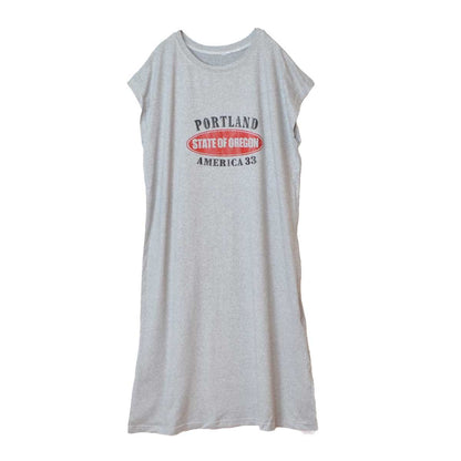 Mikonosublue Storeのグレーのロゴプリント入りフレンチスリーブTシャツワンピース。ゆったりとしたシルエットでサイドスリットが特徴。