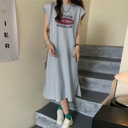 Mikonosublue Storeのグレーのロゴプリント入りフレンチスリーブTシャツワンピース。ゆったりとしたシルエットでサイドスリット入り。