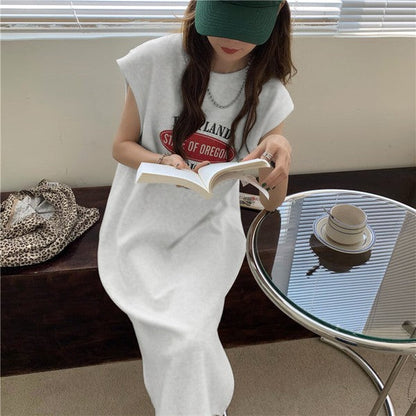 Mikonosublue Storeのグレーのロゴプリント入りフレンチスリーブTシャツワンピース。ゆったりとしたシルエットでサイドスリット入り。