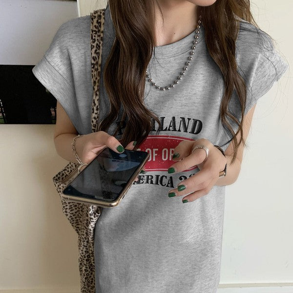 Mikonosublue StoreのグレーのロゴプリントTシャツワンピース。フレンチスリーブでゆったりとしたシルエットのカジュアルなデザイン。