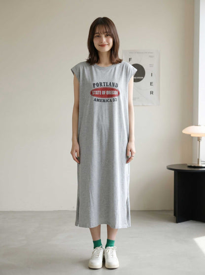 Mikonosublue Storeのグレーのロゴプリント入りフレンチスリーブTシャツワンピース。ゆったりとしたシルエットでサイドスリットがあり、カジュアルでリラックスした着こなし。