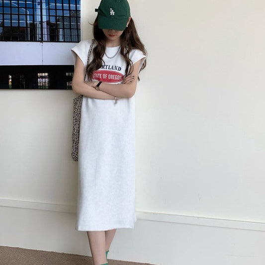 Mikonosublue Storeのロゴプリント入りフレンチスリーブTシャツワンピース。ゆったりとしたシルエットで体型カバーも叶うグレーのカジュアルなロング丈ワンピース