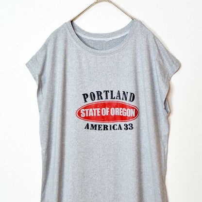Mikonosublue Storeのグレーのロゴプリント入りフレンチスリーブTシャツワンピース。ゆったりとしたシルエットでカジュアルなデザイン。